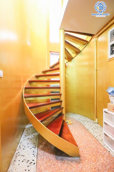 บ้านเดี่ยวทำเลโชคชัย 4 ซอย 56 หลังใหญ่พร้อมอยู่ เนื้อที่ 101 ตร.ว. พร้อมฟังก์ชันที่เหนือกว่าด้วย 5 ห้องนอน 5 ห้องน้ำ ต่อเติมเต็มทั้งหลัง บนทำเลสุดโดดเด่น! พร้อมเชื่อมต่อหลายเส้นทาง ใจกลางแหล่ง Community Mall ชั้นนำมากมาย ใกล้รถไฟฟ้าสายสีเหลือง "โชคชัย4" และทางด่วน "ฉลองรัช"